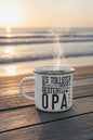 Weißer Emaille Becher mit silbernem Rand und Henkel. Auf der Vorderseite befindet sich ein modernes schwarzes Typografie-Design mit den Worten „OPA“, „Bester“, „Tollster“, „Coolster“ und „Liebster“. Der Becher hat ein Fassungsvermögen von ca. 380 ml und eignet sich als Geschenk für Großväter, für Büro, Homeoffice, Camping oder Freizeit.
