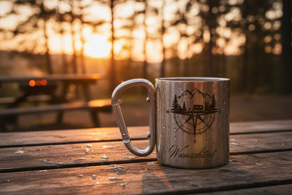 Edelstahlbecher mit dem Motiv Kompass und Berge und Tannenbäume im Hintergrund. Diese Becher ist personalisierbar.
