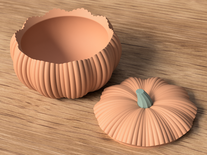 Geöffnete 3D gedruckte Kürbisschale mit gerippter Oberfläche. Der abgenommene Kürbisdeckel mit Stiel liegt neben der Schale auf einer Holzfläche